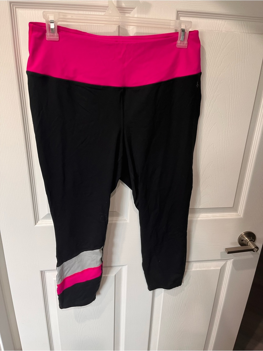 🍃torrid Black Capri Leggings with Hot Pink Waistband and Pink/Silver Hem Stripe